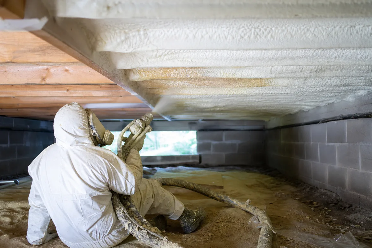 Projection de mousse isolante sur la sous-face d’un plancher de vide sanitaire